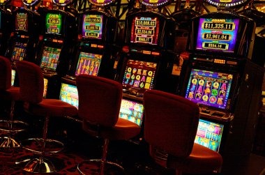 sesetoto mobile app interface showing slot games and live casino options